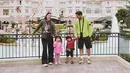 Syahnaz Sadiqah bersama anak kembar dan suaminya, Jeje Govinda sedang menikmati liburan di Paris, Prancis. Beberapa tempat menarik dikunjungi oleh pasangan ini. (FOTO: instagram.com/syahnazs/)