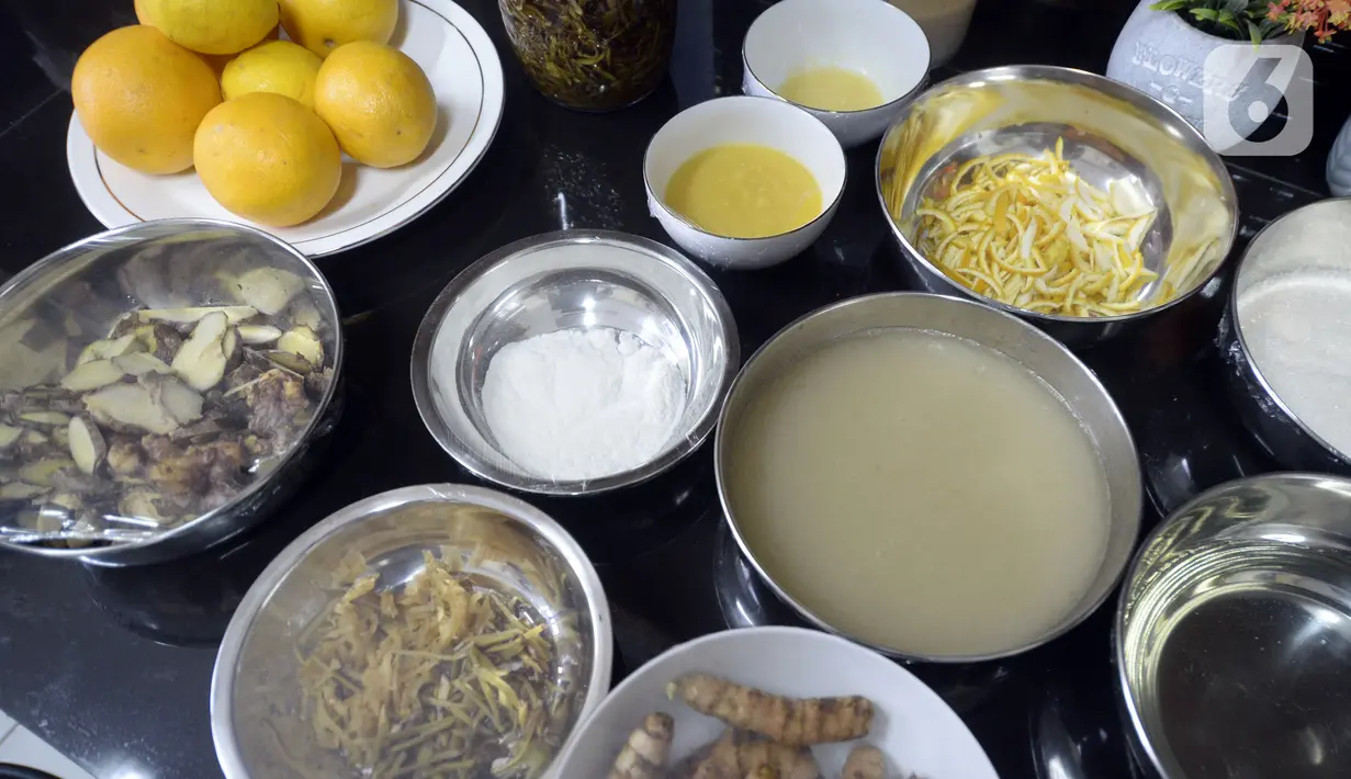 Bahan pembuatan selai jahe merah fermentasi di Puspitek Serpong, Tangerang Selatan, Banten, Senin (26/10/2020). Selai Marmalade yang terbuat dari fermentasi rempah-rempah lokal bisa meningkatkan daya tahan tubuh di tengah pandemi COVID-19. (merdeka.com/Dwi Narwoko)