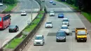Kendaraan melintasi jalan tol JORR Ulujami-Serpong, Pondok Ranji, Tangsel, Jumat (14/4). Libur Paskah 2017 kondisi arus lalu lintas menuju Tol Lingkar Luar terpantu lancar. (Liputan6.com/Helmi Afandi)