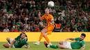 Pemain Timnas Belanda, Wout Weghorst (tengah), berhasil mengelabui dua pemain Timnas Irlandia Adam Idah (kiri) dan Ryan Manning dalam pertandingan grup B Kualifikasi Euro 2024 yang berlangsung di Aviva Stadium, Dublin, Senin (11/9/2023) dini hari WIB. (AFP/Paul Faith)