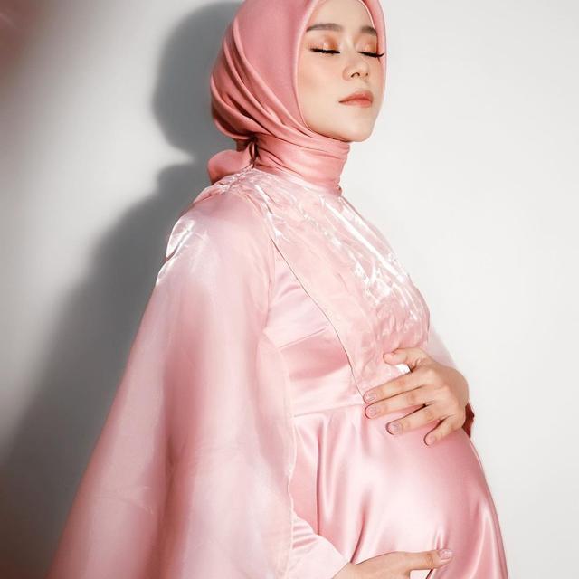 6 Potret Maternity Shoot Lesty Kejora dengan Ragam Tema, Aura Bumil Kian Terpancar