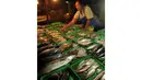 Keberadaan para pedagang ikan yang menggelar dagangannya di bahu Jalan Raya Bogor, Kramat Jati, Jakarta Timur menimbulkan bau yang tidak sedap dan mengganggu kenyamanan pengguna jalan lainnya, (12/5/2014). (Liputan6.com/Johan Tallo)