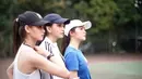 Dalam sela kesibukannya, Valerie Tifankan beberapa kali unggah momen saat main tenis bersama para sahabat. Seperti saat bersama Febby Rastanty. Keduanya cukup sering bersama dan bahkan sempat latihan menembak bareng lho. (Liputan6.com/IG/@valtifanka)