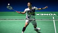 Di final India Open 2026, peraih emas Asian Games 2018 itu kalah dua set langsung dengan skor 10-21 dan 18-21. Tampak dalam foto, tunggal putra Indonesia, Jonatan Christie memukul bola balasan saat pertandingan final tunggal putra melawan Lin Chun-yi (Taiwan) di turnamen bulu tangkis India Open 2026 di Indira Gandhi Indoor Stadium, New Delhi, Minggu (18/1/2026) sore WIB. (Sajjad HUSSAIN/AFP)