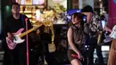 Penyanyi Marion Jola menghibur para fans yang menghadiri acara Vidio Premier League Festival di Cilandak Town Square, Jakarta, Sabtu (5/8/2023). (Bola.com/Ikhwan Yanuar)