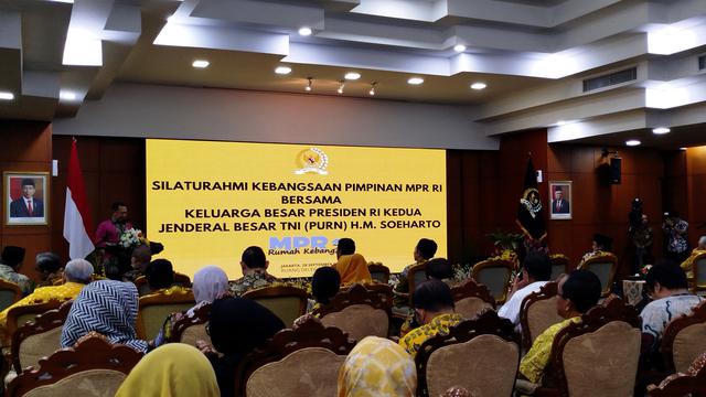 Ketua MPR RI Bambang Soesatyo (Bamsoet) memberi sambutan dalam acara silahturahmi kebangsaan bersama keluarga besar Soeharto di Ruang Delegasi lantai 2, Gedung Nusantara IV MPR pada Sabtu (28/9/2024). (Liputan6.com/Ady Anugrahadi)