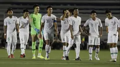 Para pemain Timnas Indonesia U-22 tampak kecewa usai dikalahkan Vietnam U-22 pada laga SEA Games 2019 di Stadion Rizal Memorial, Manila, Minggu (1/12). Indonesia kalah 1-2 dari Vietnam. (Bola.com/M Iqbal Ichsan)