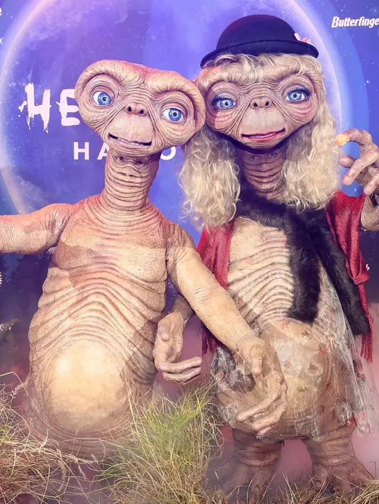 Lain dari yang lain, Heidi Klum dan suami cosplay menjadi versi alien perempuan dan laki-laki E.T dari film Steven Spielberg tahun 1982  ET the Extra-Terrestrial. [@heidiklum].
