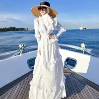 Syahrini tampil glamour dengan dress putih panjang dengan detail ruffle di bagian bawah, dan renda-renda dibagian lengan. Serta pita brokat di bagian depannya. @princessyahrini