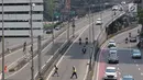 Kendaraan melintas di Jalan Gatot Soebroto di Jakarta, Selasa (1/5). Peringatan Hari Buruh menyebabkan lalu lintas di sejumlah ruas jalan Ibukota menjadi lebih lengang dibanding hari biasa. (Liputan6.com/Immanuel Antonius)