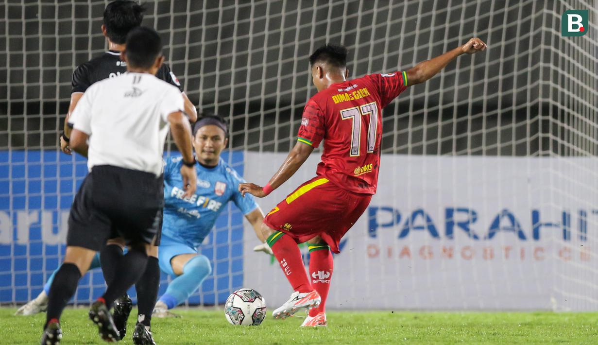 Alhasil di menit 14 Dimas Galih sukses membobol gawang Persis Solo memanfaatkan umpan dari Ahmad Maulana. Skor berubah menjadi 1-1. (Bola.com/Bagaskara Lazuardi)