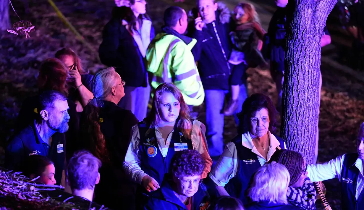 Karyawan Walmart berkumpul di luar setelah pria bersenjata melepaskan tembakan  di dalam Walmart di Thornton, Colorado, AS (/11). Dilaporkan dua Orang tewas dan seorang lainnya terluka dalam insiden ini. (Helen H. Richardson/Denver Post via AP)