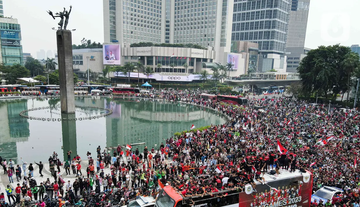 Sejak pagi, kawasan Bundaran HI sudah ramai para pendukung timnas Indonesia yang siap menyambut konvoi kemenangan para pemain timnas dan sejumlah atlet dari cabor lain yang berlaga di Sea Games 2023. (Liputan6.com/Herman Zakharia)