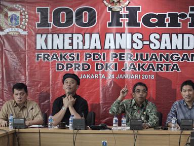Ketua Fraksi PDI Perjuangan DPRD DKI Jakarta Gembong Warsono (kedua kanan) saat memberikan keterangan pers 100 hari kinerja Anies-Sandi di Gedung DPRD DKI Jakarta, Rabu (24/1). (Liputan6.com/Arya Manggala)