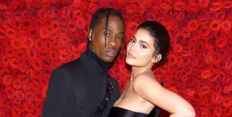 Kylie Jenner semakin mesra dengan Travis Scott. Ternyata pasangan ini miliki rahasia sendiri. (Dimitrios Kambouris/Getty Images/USMagazine)