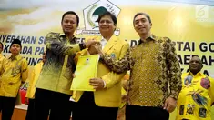 Ketum DPP Partai Golkar Airlangga Hartarto (tengah) memberikan surat rekomendasi bakal calon Walikota Bogor Bima Arya Sugiarto dan bakal calon wakil Walikota Bogor Dedie A Rachim di Kantor DPP Partai Golkar, Jakarta, Jumat (5/1). (Liputan6.com/JohanTallo)