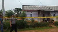 Rumah salah satu terduga teroris, Abu Hasan, dipasang garis polisi dan dikawal oleh tiga orang polisi (Lipuan6.com / Nefri Inge)