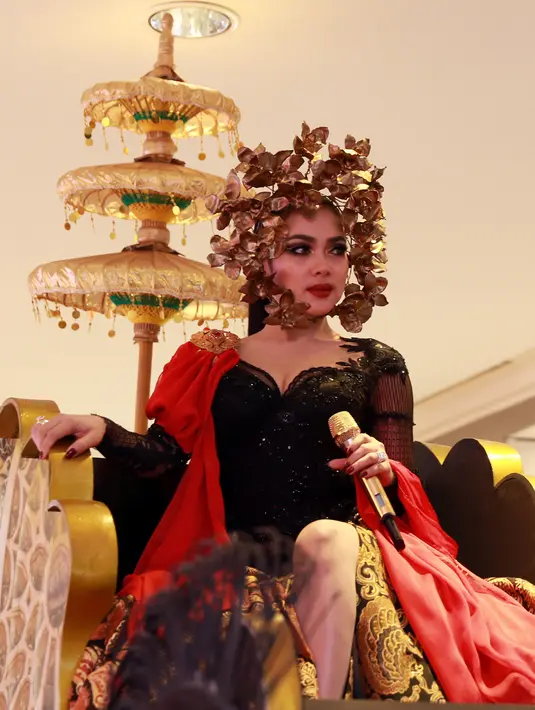 Penyanyi fenomenal Syahrini perankan tokoh Roro Jonggrang dalam pameran foto ‘Alkisah’ yang bertempat di Atrium East Mall Grand Indonesia. (Wimbarsana/Bintang.com)