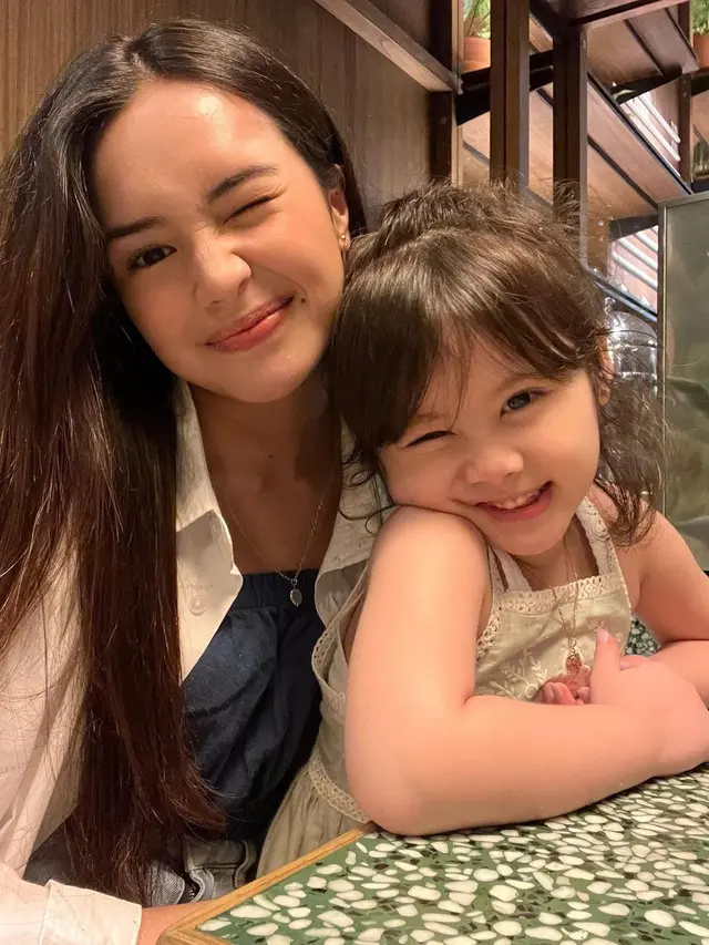 6 Potret Akrab Beby Tsabina dan Bridgia Anak Acha Septriasa, Bak Momong Adik