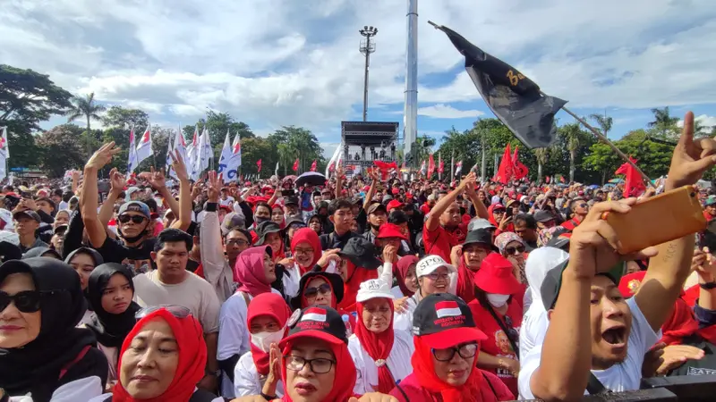 Para pendukung Pasangan Calon Presiden Presiden nomor urut 2 Ganjar Pranowo-Mahfud Md hadir di Lapangan Tegallega.