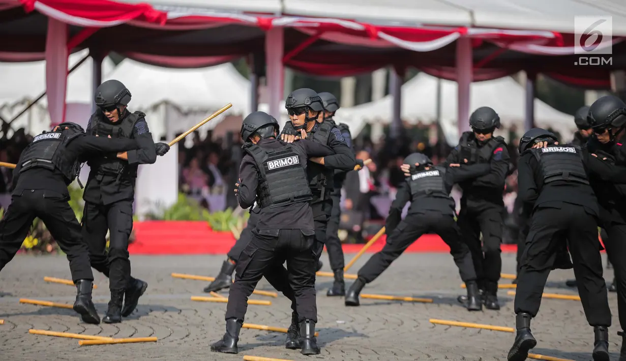Atraksi bela diri Eskrima Brimob dalam HUT ke-73 Bhayangkara di Monas, Jakarta, Rabu (10/7/2019). HUT ke-73 Bhayangkara ini bertemakan ‘Dengan Semangat Promoter, Pengabdian Polri untuk Masyarakat, Bangsa dan Negara. (Liputan6.com/Faizal Fanani)