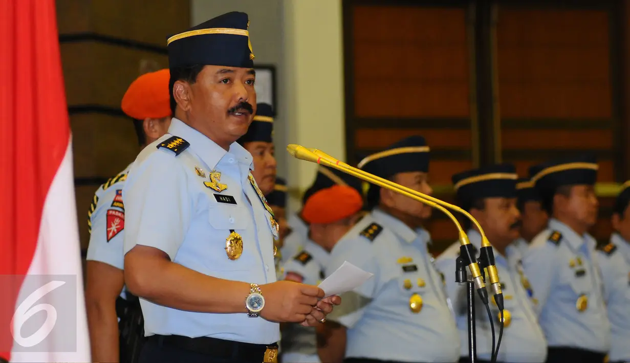 KSAU, Marsekal TNI Hadi Tjahjanto memberikan sambutan jelang memberikan penghargaan Welldone kepada Letkol PNB Anton Palaguna dan Lettu PNB Ahmad Finandika di Mabes TNI AU, Jakarta, Jumat (21/4). (Liputan6.com/Helmi Fithriansyah)