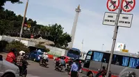 Rambu larangan sepeda motor melintas terpasang di kawasan menuju Jalan MH Thamrin, Jakarta. Foto diambil pada Senin (15/12/2014). (Liputan6.com/Faizal Fanani)