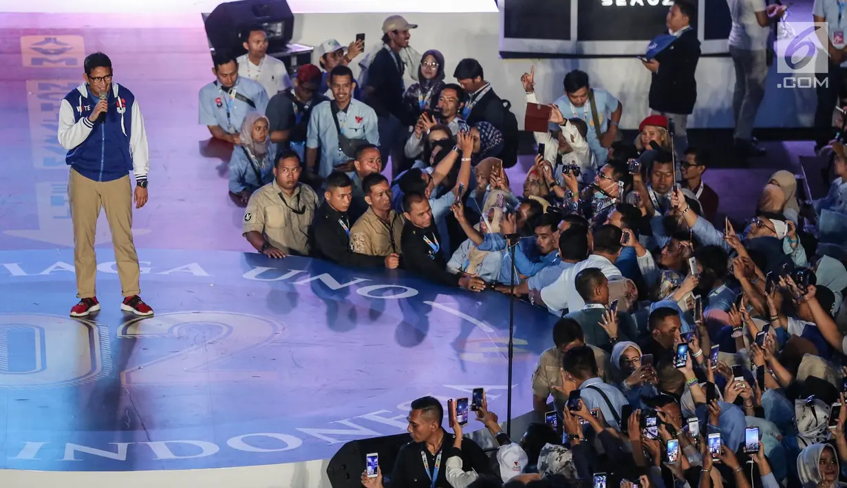 Pengusaha yang juga Cawapres nomor urut 02, Sandiaga Uno memberikan cerita inspiratif pada acara YE) 2019 di Istora Senayan, Jakarya, Rabu (10/4). Acara ini merupakan program inspiratif dengan menghadirkan artis dan pengusaha muda guna mencetak entrepreneur yang handal. (Liputan6.com/Fery Pradolo)