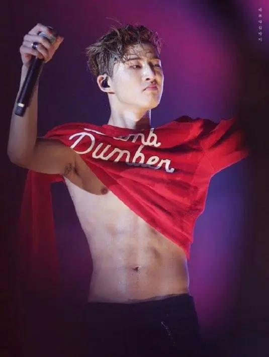 Walaupun mempunyai bentuk badan yang terlihat kurus, akan tetapi B.I iKON mempunyai perut yang rata. (Foto: pinterest.com)