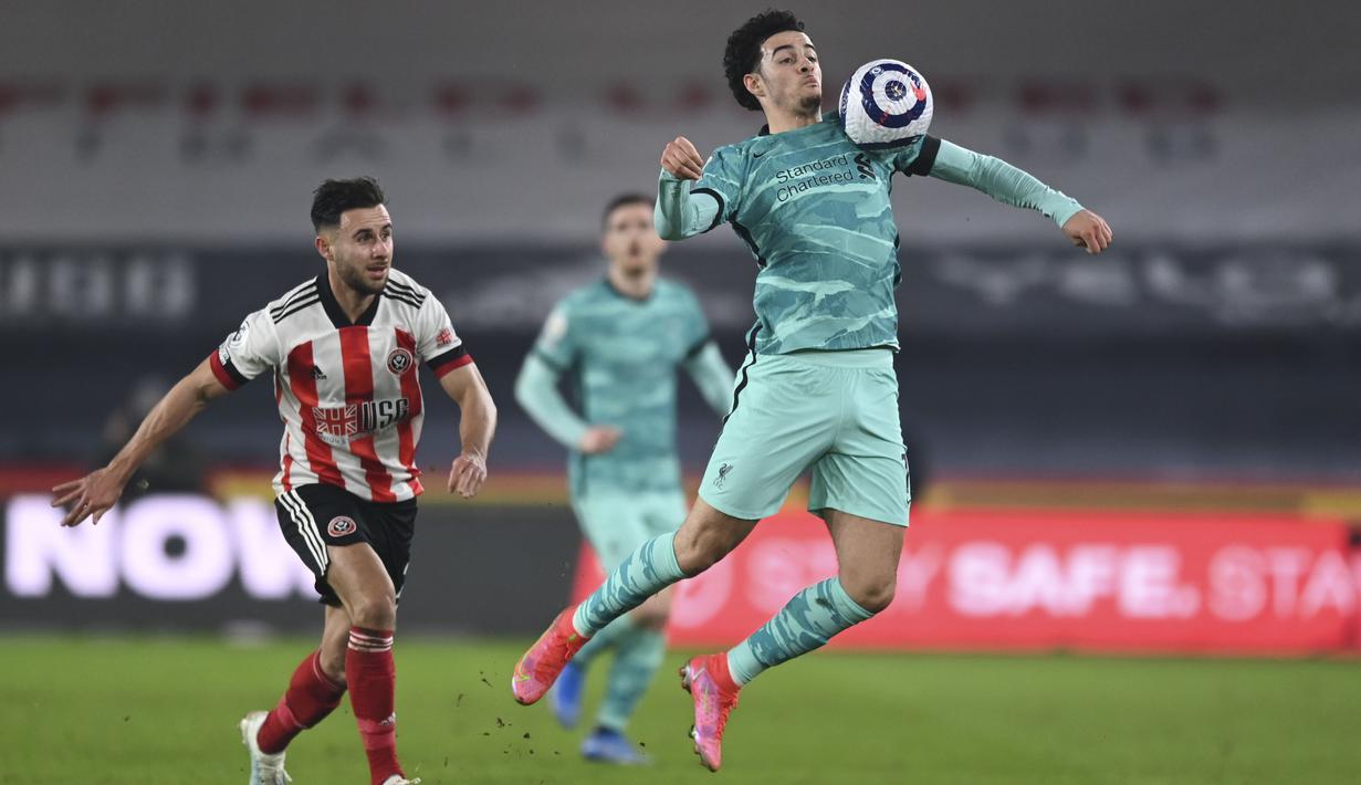 Pemain Liverpool, Curtis Jones, mengontrol bola saat melawan Sheffield United pada laga Liga Inggris di Stadion Bramall Lane, Minggu (28/2/2021). Liverpool menang dengan skor 2-0. (Shaun Botterill, Pool via AP)
