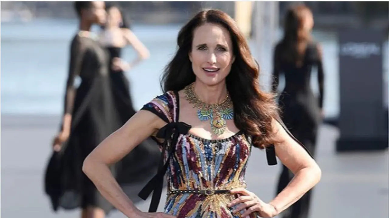 Model usia 60 tahun Andie MacDowell kembali tampil di Paris Fashion Week
