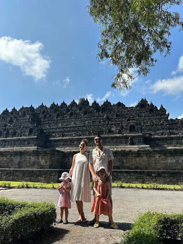 7 Potret Marissa Nasution Pulang ke Indonesia, Liburan Ke Candi Borobudur