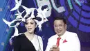 Penyanyi Syahrini saat membacakan nominasi bersama pengacara Hotman Paris dalam acara SCTV Music Awards 2018 di Studio 6 Emtek, Jakarta, Jumat (27/4). Selain tampil menyanyi, Syahrini juga ikut membacakan nominasi. (Liputan6.com/Faizal Fanani)