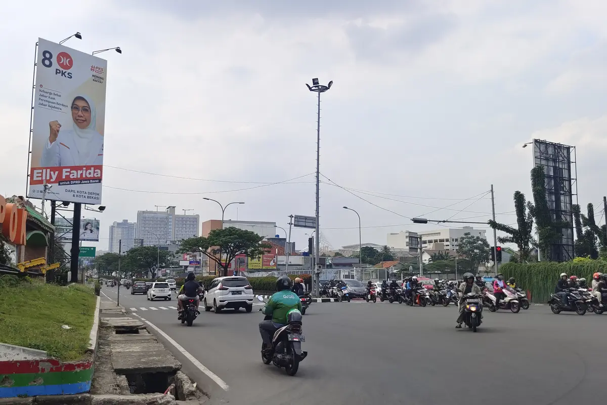 Alat peraga kampanye yang terpasang di Jalan Raya Margonda, Kota Depok.