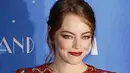 Berlenggang di karpet merah untuk mempromosikan film terbarunya di Paris, Emma Stone tuai pujian karena pancaran cantik dari wajah dan penampilannya. (doc.dailymail.com)