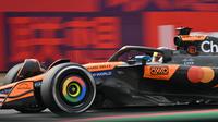 Pembalap McLaren, Oscar Piastri saat finis pertama pada balapan F1 GP China 2025. (HECTOR RETAMAL / AFP)