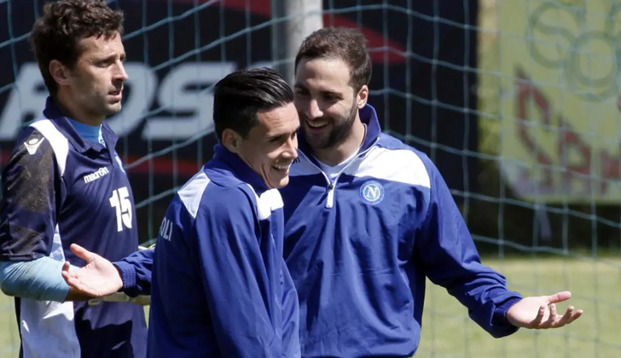 Para punggawa Napoli melespakan tawa saat latihan terakhir jelang pertandingan melawan Wolfsburg di perempat final leg ke-2 European League, Kamis (23/04/2015). (AFP)
