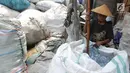 Pekerja memilah sampah plastik di pabrik pengolahan kawasan Kapuk, Cengkareng, Jakarta, Selasa (17/9/2019). Pabrik mengolah sampah plastik menjadi recycle untuk kemudian dijual ke pabrik-pabrik yang lebih besar. (merdeka.com/Arie Basuki)