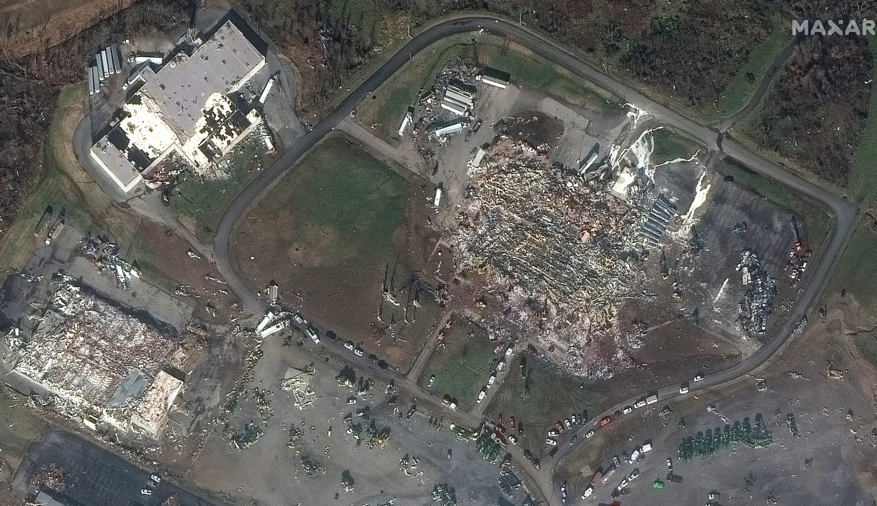 Foto satelit menunjukkan pabrik lilin Mayfield Consumer Products dan bangunan sekitarnya rusak setelah terjangan tornado di Mayfield, Kentucky, Amerika Serikat, 11 Desember 2021. Sebanyak 78 orang tewas setelah serangkaian tornado mengamuk di AS. (Satellite image ©2021 Maxar Technologies via AP)