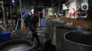 Pekerja saat melakukan mogok produksi di pabrik tahu di Jakarta, Senin (21/2/2022). Aksi sebagai respon terhadap harga kedelai yang terus merangkak naik hingga Rp12.000 per kilogram  di tingkat perajin. (Liputan6.com/Faizal Fanani)