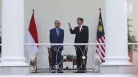 Presiden Joko WIdodo (Jokowi) berbincang dengan Perdana Menteri Malaysia, Mahathir Mohamad di Istana Bogor, Jumat (29/6). Indonesia menjadi negara pertama yang dikunjungi secara resmi oleh PM Mahathir usai dilantik. (Liputan6.com/Angga Yuniar)