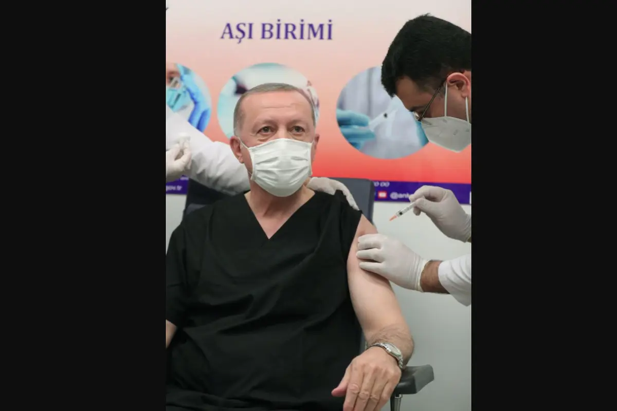 Presiden Turki Recep Tayyip Erdogan disuntik vaksin Sinovac.