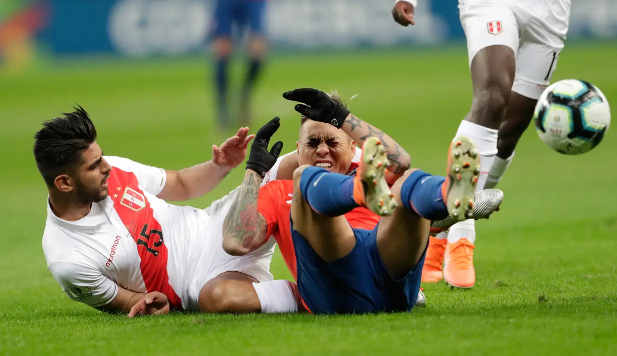 Pemain timnas Peru, Carlos Zambrano berebut bola dengan pemain Cile Eduardo Vargas pada semifinal Copa America 2019 di Arena do Gremio, Kamis (4/7/2019) pagi. Peru lolos ke final Copa America 2019 setelah mengalahkan juara bertahan, Cile, dengan skor 3-0. (AP/ Silvia Izquierdo)