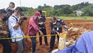 Kementerian Sosial (Kemensos) mengecek langsung lokasi penemuan paket sembako bansos presiden yang ditimbun tanah di lahan kosong kawasan KSU, Kecamatan Sukmajaya, Kota Depok. (Liputan6.com/Dicky Agung Prihanto)