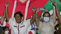 Calon Presiden Filipina Ferdinand Marcos Jr dan Calon Wakil Presiden Sara Duterte. (AP)