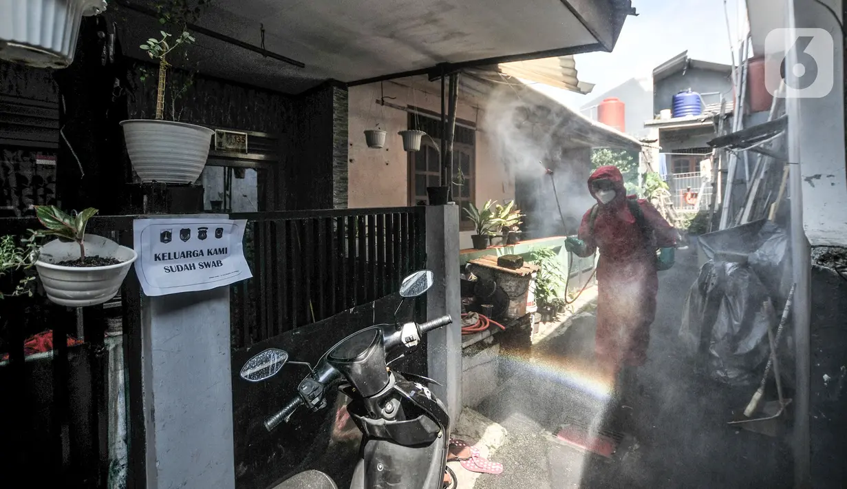 Petugas damkar Kecamatan Cipayung menyemprotkan disinfektan saat sterilisasi wilayah Zona Merah di RT 003/003, Kelurahan Cilangkap, Jakarta, Selasa (25/5/2021). Kawasan ini ditetapkan sebagai Zona Merah usai lebih dari 100 warga dikabarkan positif virus Corona Covid-19. (merdeka.com/Iqbal S Nugroho)