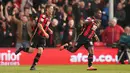 Max Gradel (kanan) merayakan gol bersama rekannya saat Bournemouth menang 3-2 atas Swansea City pada lanjutan liga Inggris pekan ke-30 di Stadion Vitality, Sabtu (12/3/2016) WIB. (Reuters / Matthew Childs)