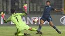 Striker Inggris, Rhian Brewster (kanan) mencetak gol ke gawang Amerika Serikat yang dikawal Justin Garces pada laga perempatfinal Piala Dunia U-17 2017 di Jawaharlal Nehru Stadium, India (21/10/2017). Rhian Brewster dinobatkan sebagai top skor Piala Dunia U-17 2017 di India dengan raihan 8 gol. Ketajaman Rhian Brewster turut membawa Inggris menjadi juara setelah mengalahkan Spanyol 5-2 di laga final, di mana Rhian Brewster ikut menyumbang satu gol. (AFP/Indranil Mukherjee)