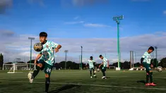Pemain-pemain dari Korea-Korea Selecao tengah berlatih dengan bola di akademi Sporting CP, Lisbon, Portugal, Jumat (22/11/2024). Ini merupakan akademi di mana Cristiano Ronaldo ditempa ketika masih muda. (Bola.com/Bagaskara Lazuardi)