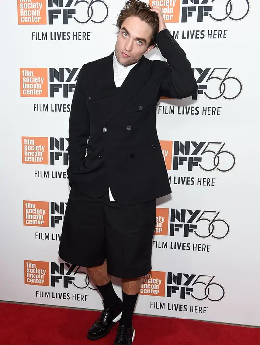 Aktor Robert Pattinson menghadiri premiere film HIGH LIFE dalam event New York Film Festival di New York City, Selasa (2/10). Berani tampil beda, Robert Pattinson sukses jadi sorotan berkat penampilannya malam itu. (Jamie McCarthy/Getty Images/AFP)